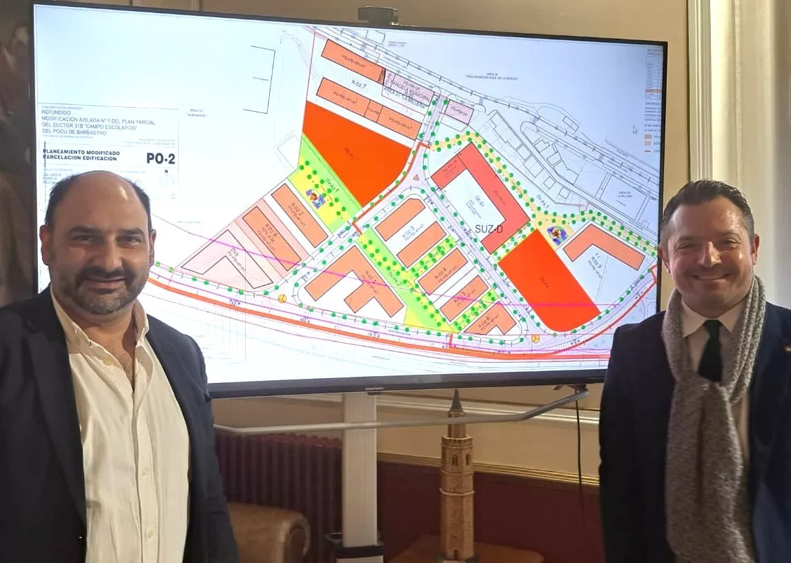 Fernando Torres y Lorenzo Borruel con el plano del proyecto del sector de Escolapios para 500 viviendas