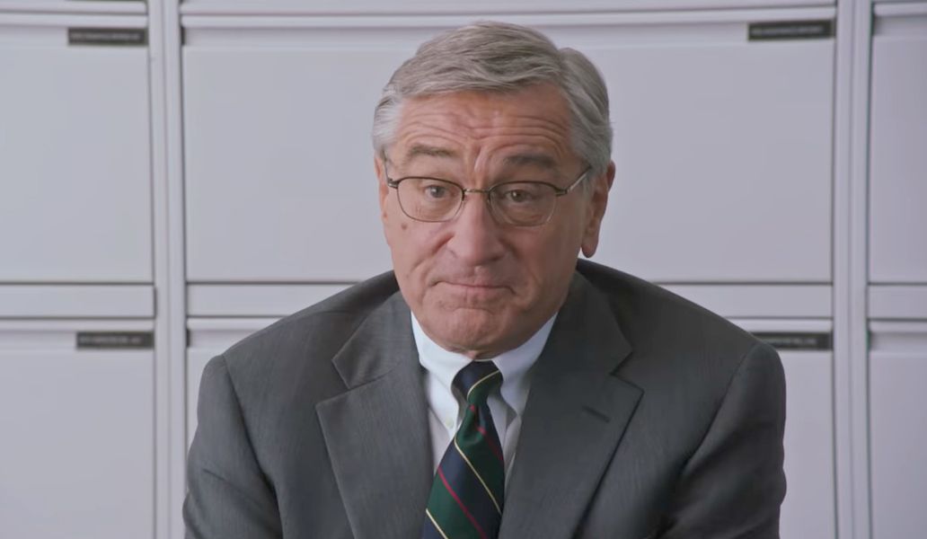 Fotograma de 'El becario'.