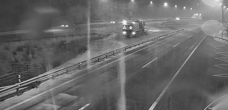 Máquina quitanieves junto al túnel de Arguis. Ha entrado en la provincia un nuevo frente con nevadas.