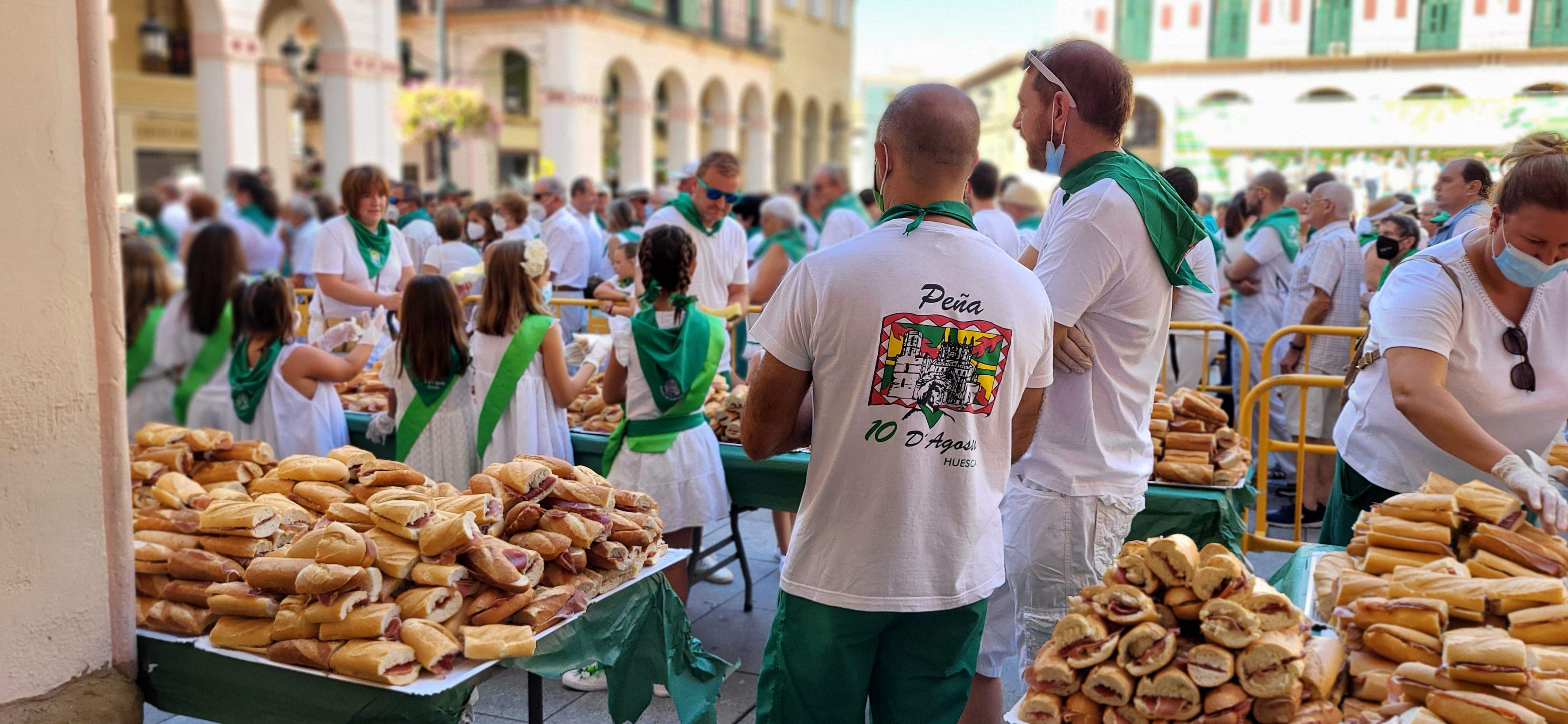 Bocadillos ya organizados para el reparto