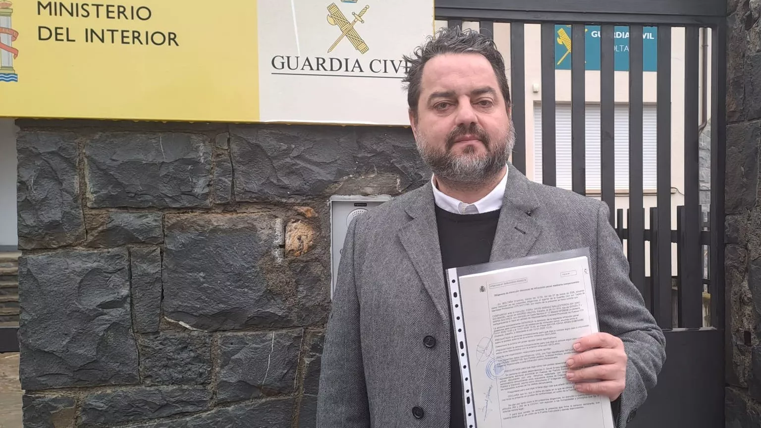 David Arranz, con la denuncia ante la Guardia Civil de Boltaña por el acto de Aínsa