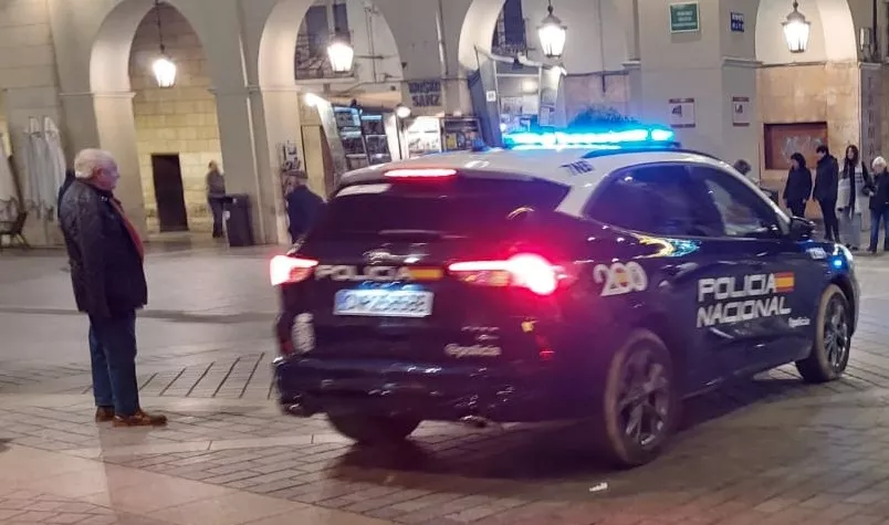 Vehículo de la Policía Nacional por las Cuatro Esquinas de Huesca