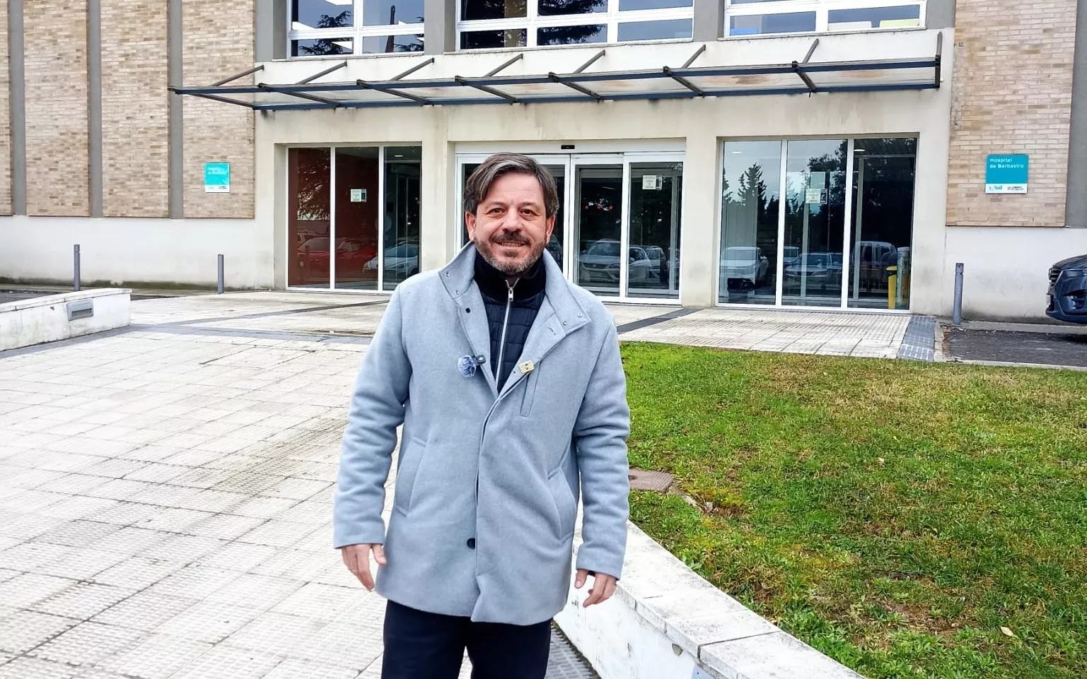 Valero Aguayos, a las puertas del Hospital de Barbastro.