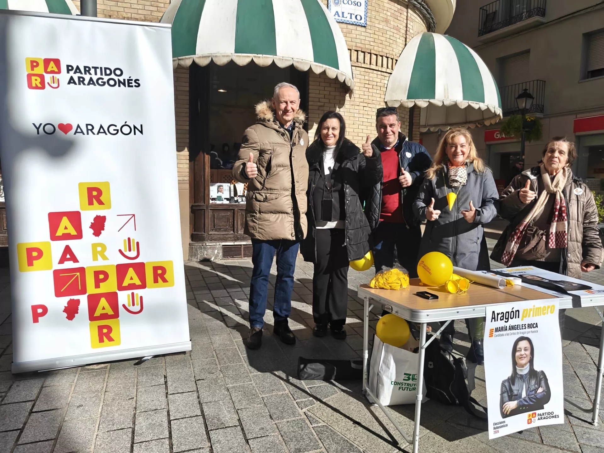 María Ángeles Roca y otros integrantes de la candidatura y militantes del PAR este miércoles en Huesca.