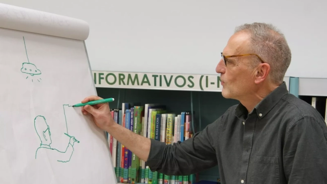 Javier Sáez compone su autorretrato.