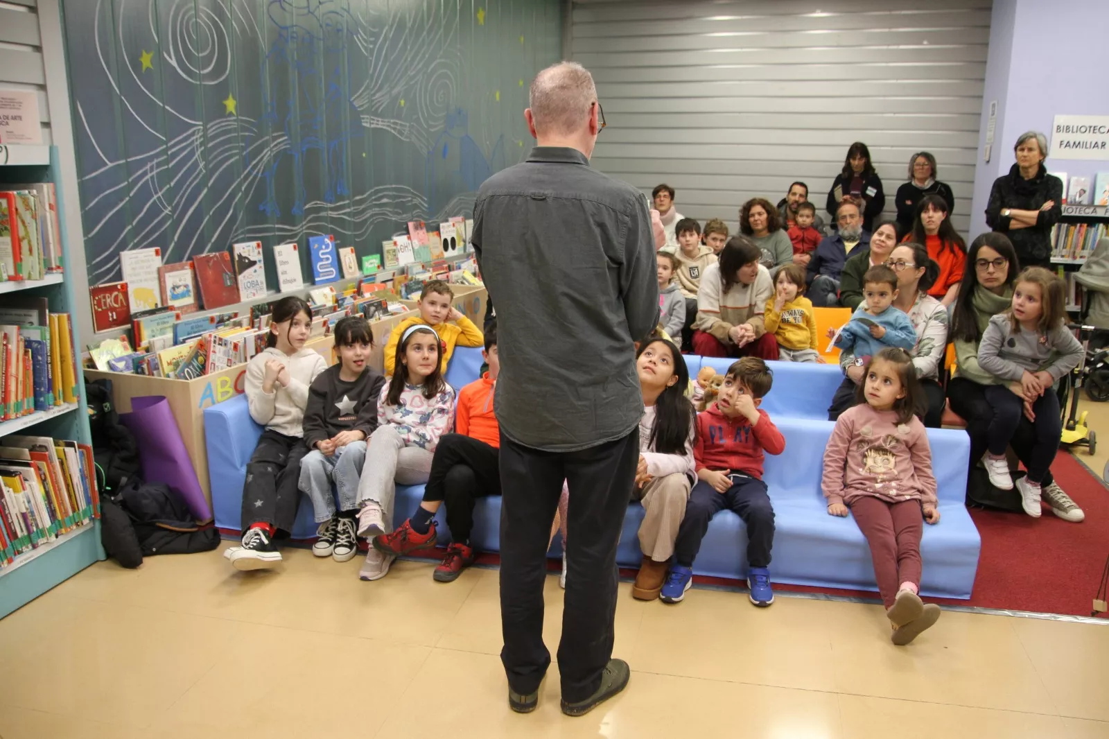 Encuentro con el ilustrador Javier Sáez en la Biblioteca Durán Gudiol. Foto Carlos Neofato