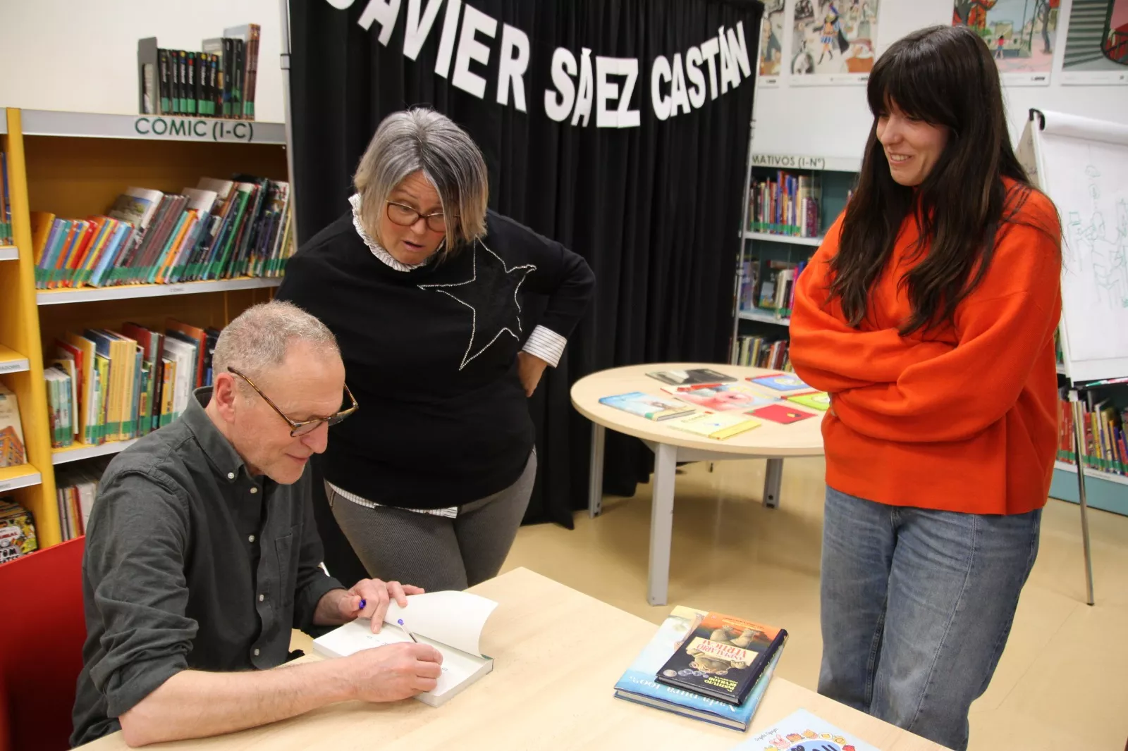 Encuentro con el ilustrador Javier Sáez en la Biblioteca Durán Gudiol. Foto Carlos Neofato