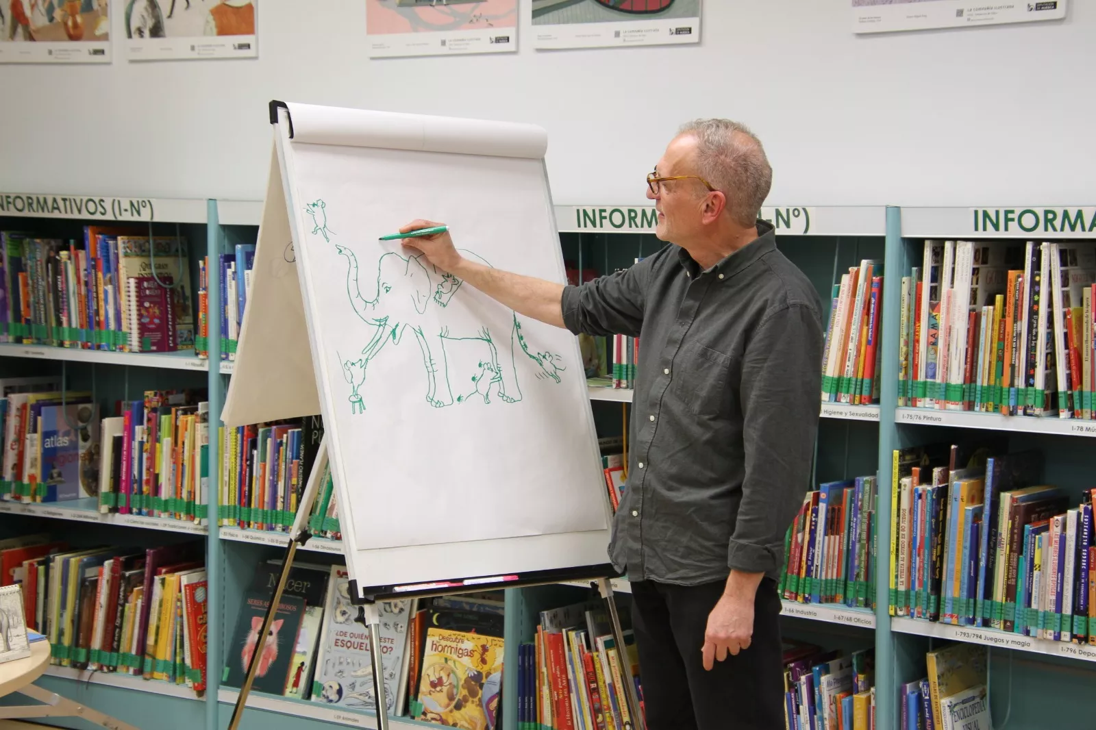 Encuentro con el ilustrador Javier Sáez en la Biblioteca Durán Gudiol. Foto Carlos Neofato