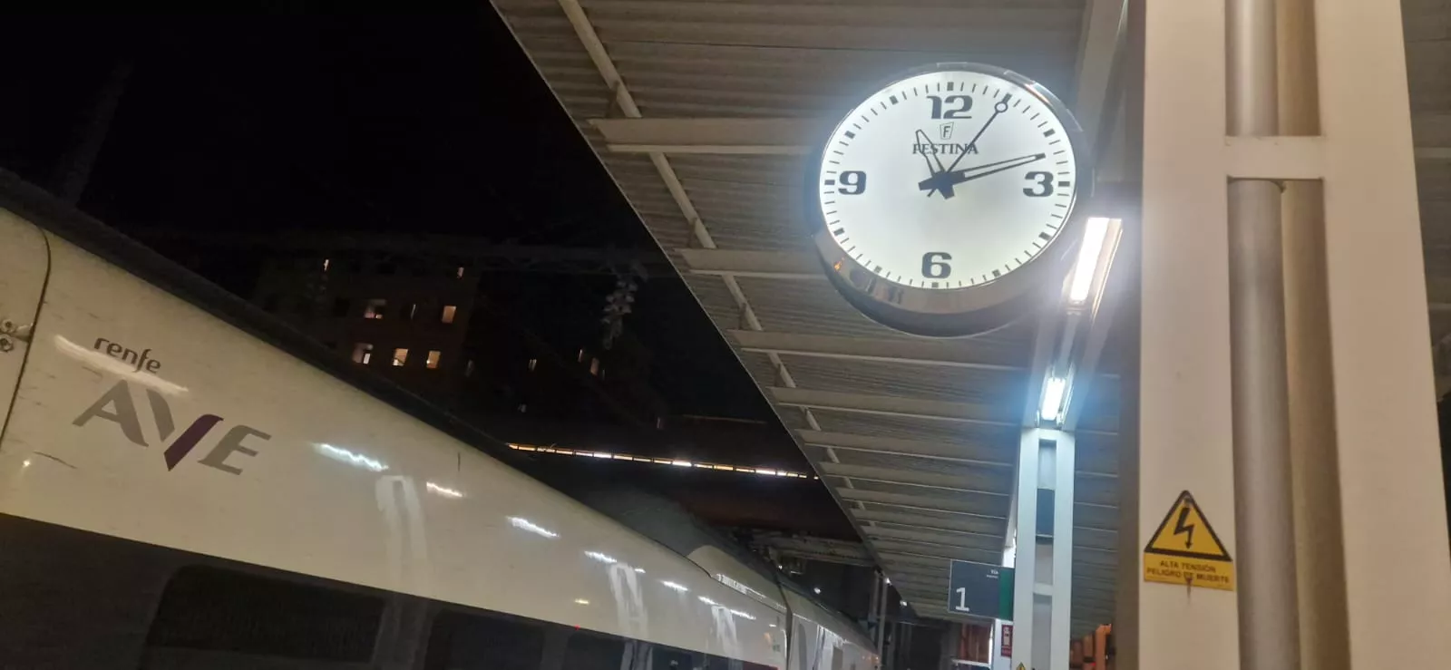 Llegada del AVE a Huesca casi dos horas después de la anunciada