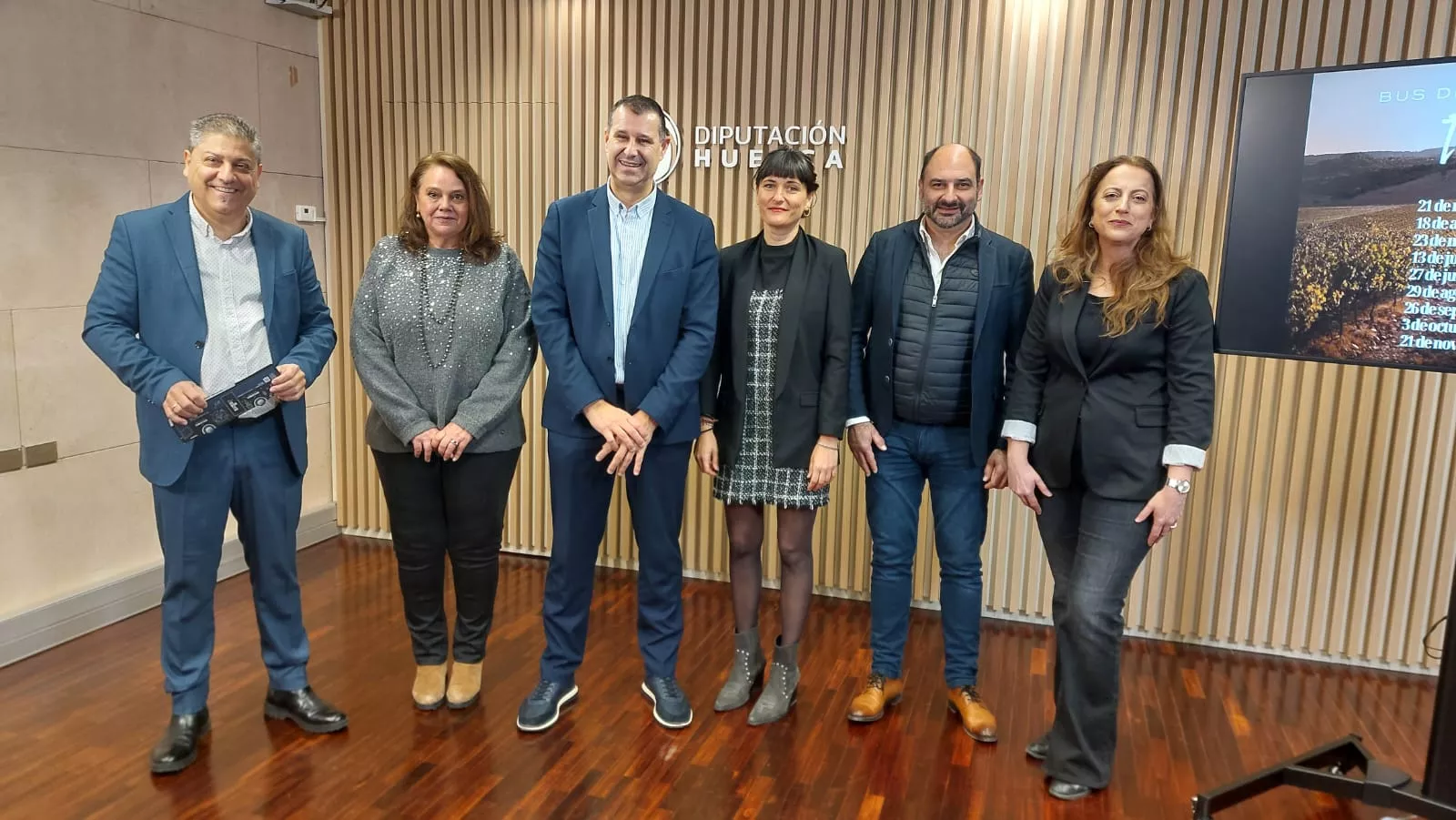 Representantes de Avanza, Ruta del Vino Somontano y Diputación Provincial, en la presentación del Bus del Vino Somontano