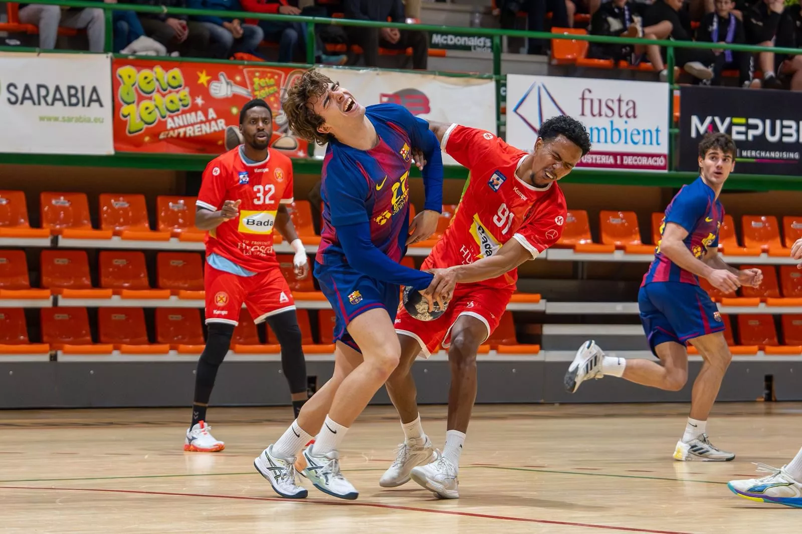 Samu Cordiés, jugador de Bada Huesca, choca con un rival. Foto: Aniol Moral @aniolsports