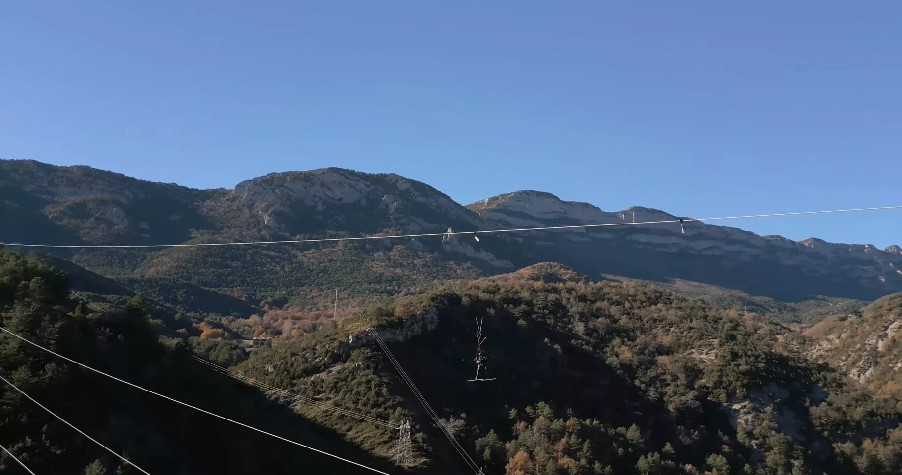 Red Eléctrica coloca dispositivos salvapájaros con drones.