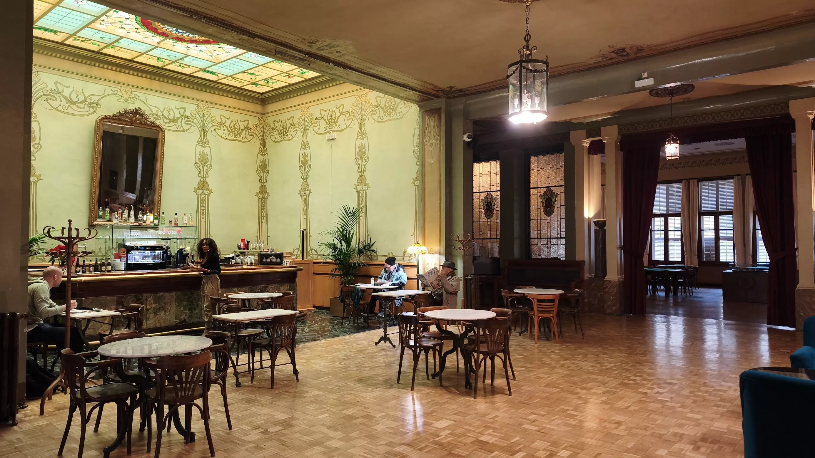 El acto tiene lugar en la cafetería de la primera planta del Casino oscense.