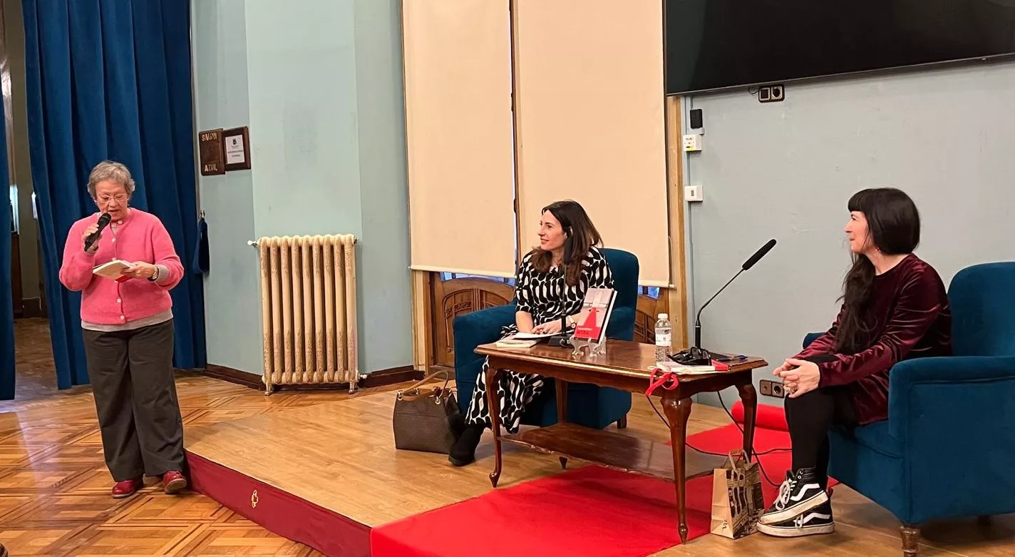 María José Galé, a la izquierda, presentó 'Arterial' en Huesca, acompañada por María Nogués y Charo Ochoa. Foto Mercedes Manterola