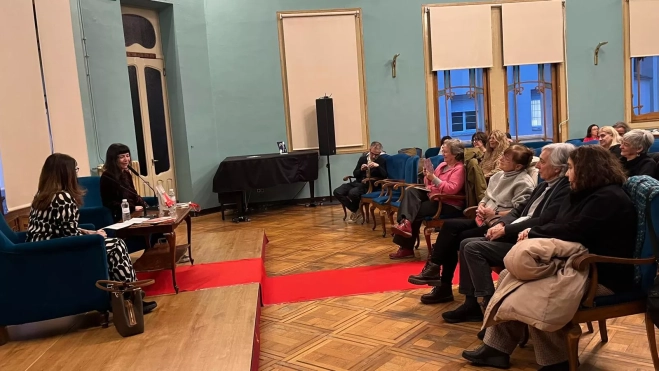 Un alfombra roja simulaba la portada del libro en el Salón Azul. Foto Mercedes Manterola