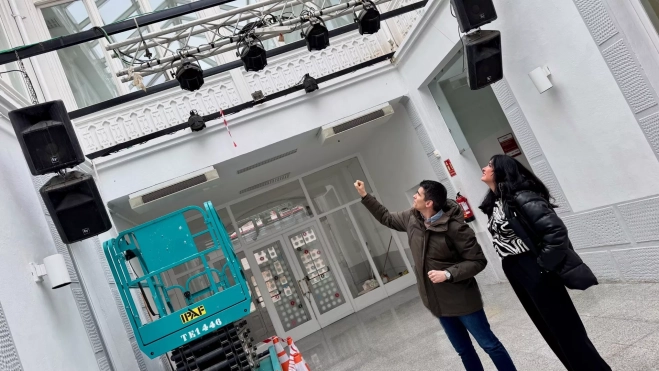 Guillermo Gómez explica a la alcaldesa las mejoras que se están implementando