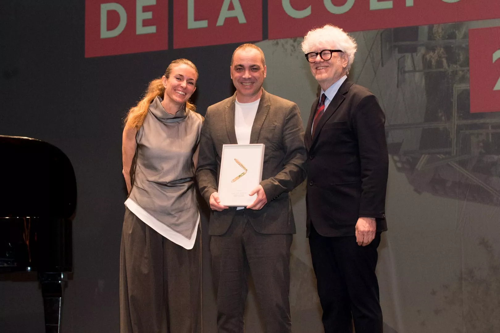 Carlos Sampériz recoge el premio de Lo Mejor de la Cultura 2025 a Pirineos Sur.