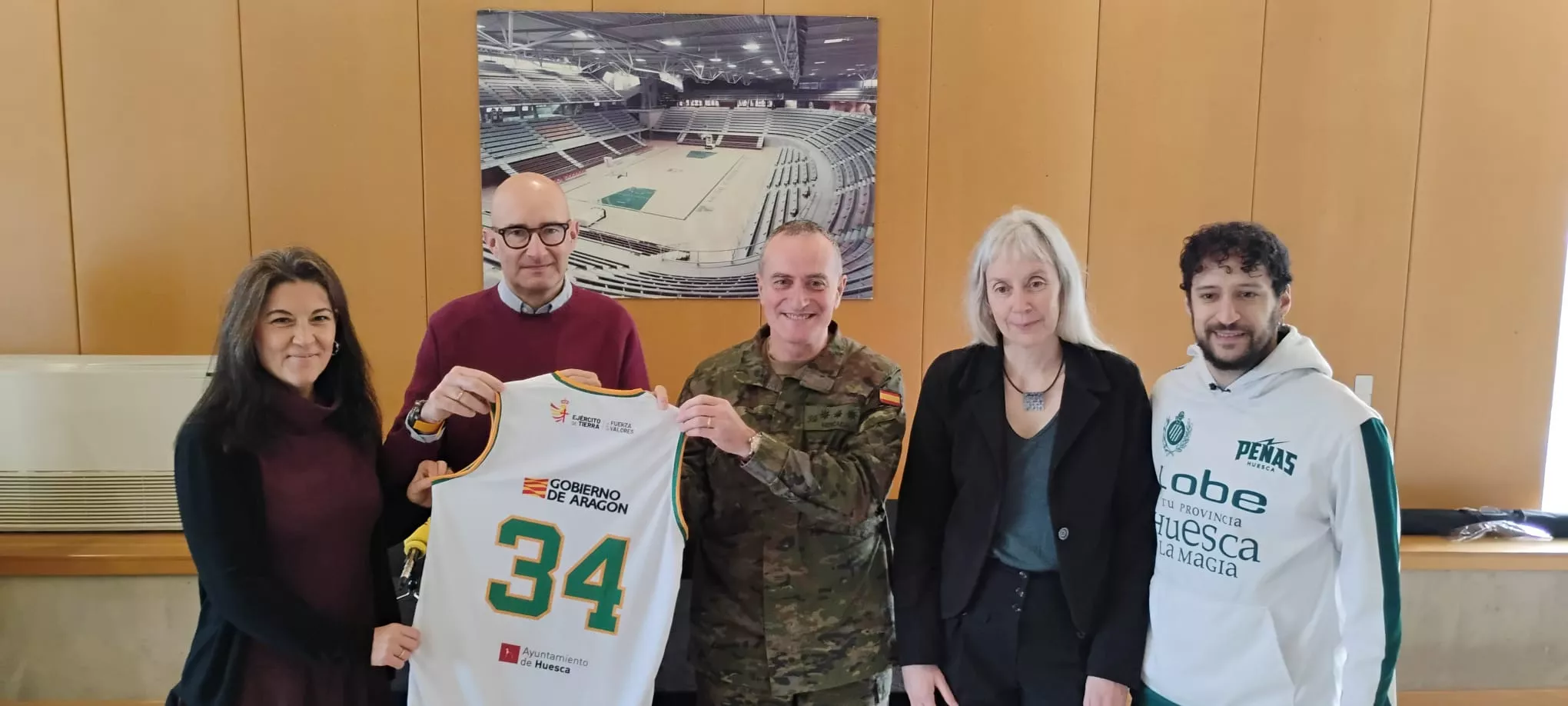 Nuria Araujo, Javier Gella, Fernando García Mercadal, Marta Peña y Santi Cerdán, en la presentación de Lobe Huesca la Magia-Albacete