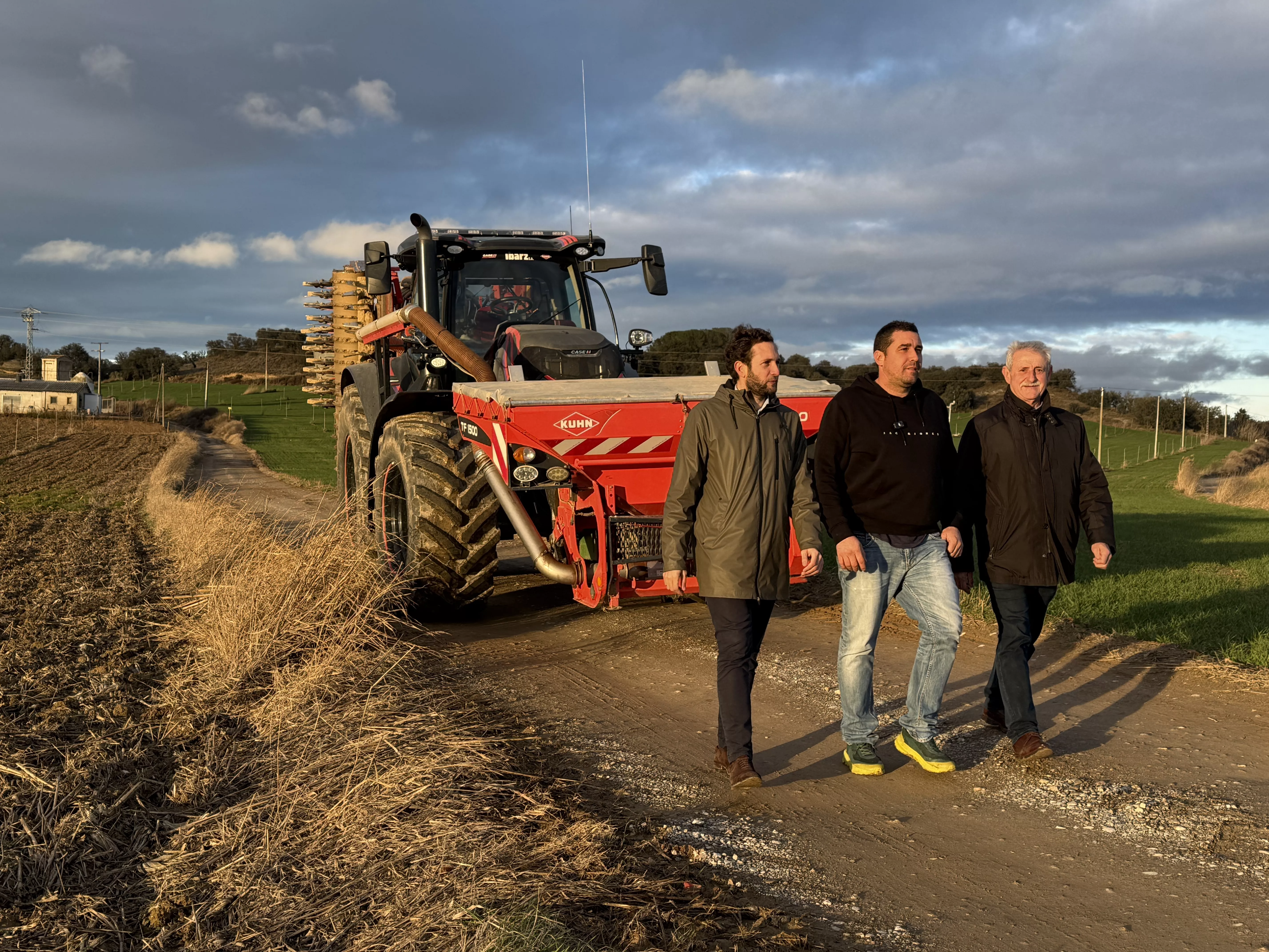 Isaac Claver, el agricultor Javier Hospital y Álvaro Bescós.