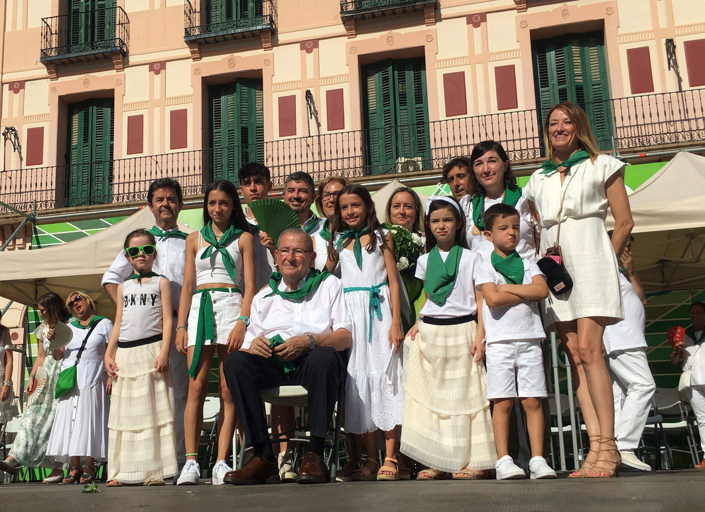 El homenajeado, Lorenzo Otín, posa con su familia y el alcalde, Luis Felipe