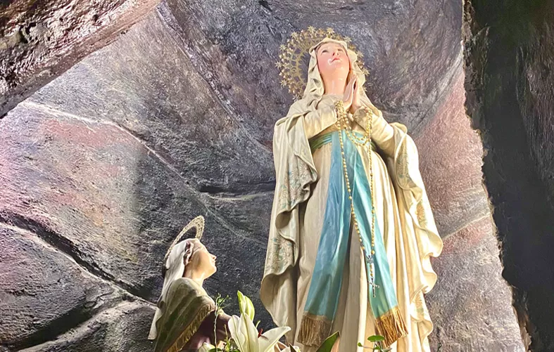 Capilla dedicada a Nuestra Señora de Lourdes en la Basílica de San Lorenzo.