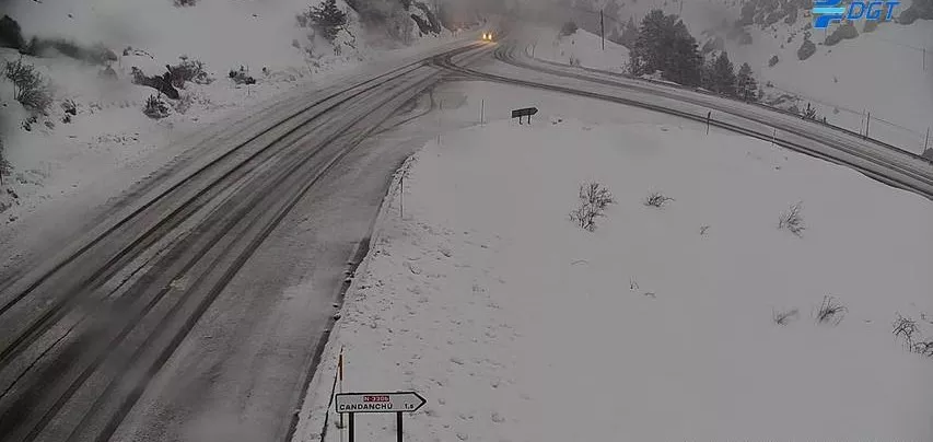 El Pirineo encadena otro episodio de nieve y causa problemas de tráfico. En la imagen, acceso a Candanchú.