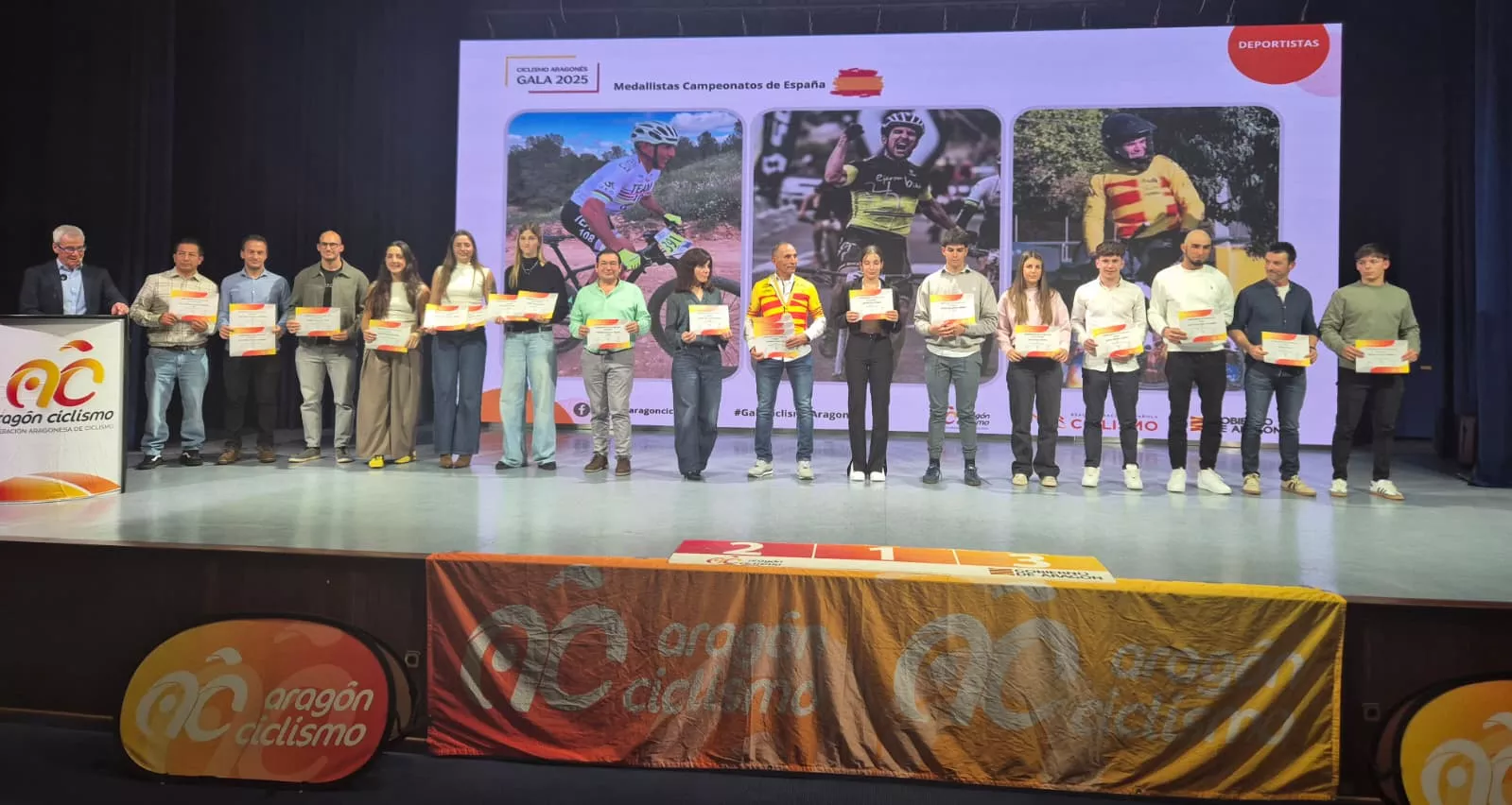 Galardonados en la Gala del Ciclismo Aragonés con Fernando Barceló como mejor ciclista masculino del año