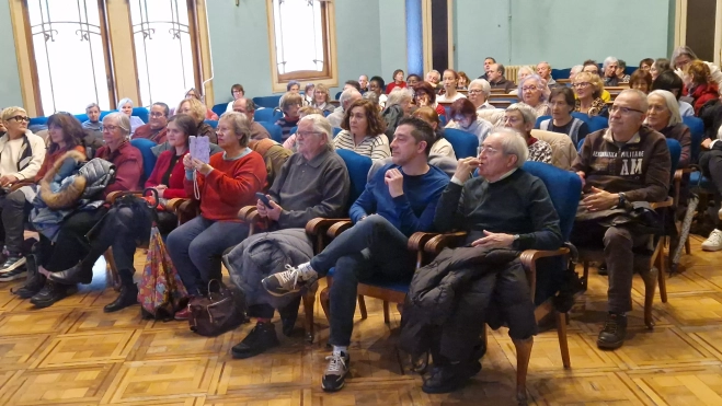 Representantes políticos, personal vinculado a la sanidad y otros ciudadanos han asistido al acto. Foto Myriam Martínez