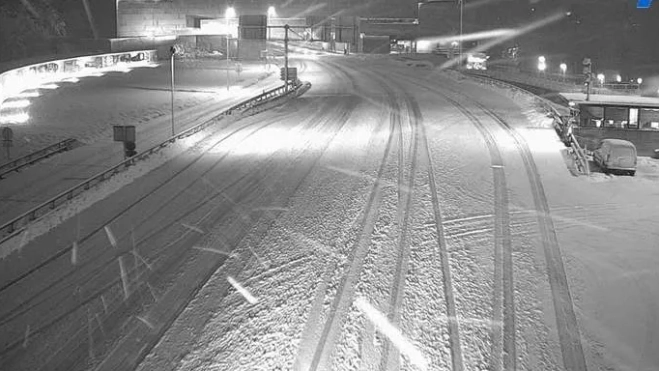 Imagen del acceso al túnel internacional del Somport a las 20.30 del viernes.