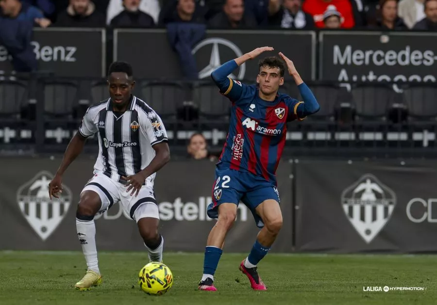 Ángel Pérez con la camiseta del Huesca ante el Castellón. Foto Laliga
