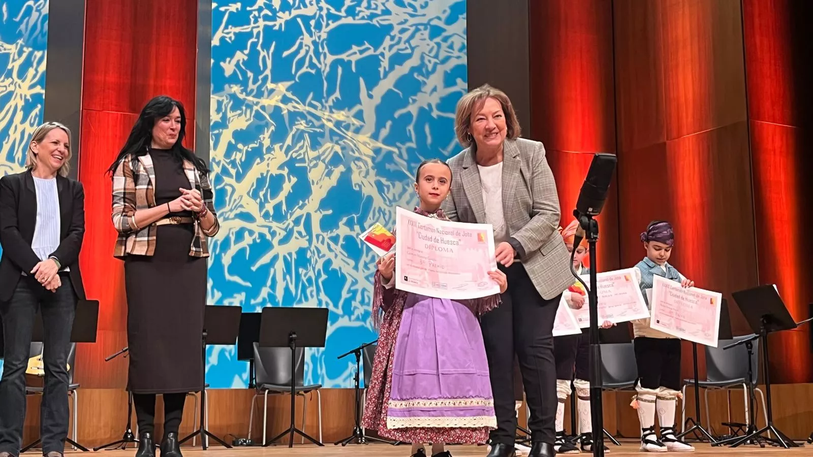 Certamen Nacional de Jota de Huesca para los más pequeños, veteranos, baile e indumentaria. Foto Mercedes Manterola