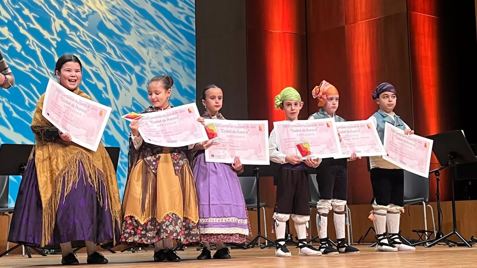 Certamen Nacional de Jota de Huesca para los más pequeños, veteranos, baile e indumentaria. Foto Mercedes Manterola