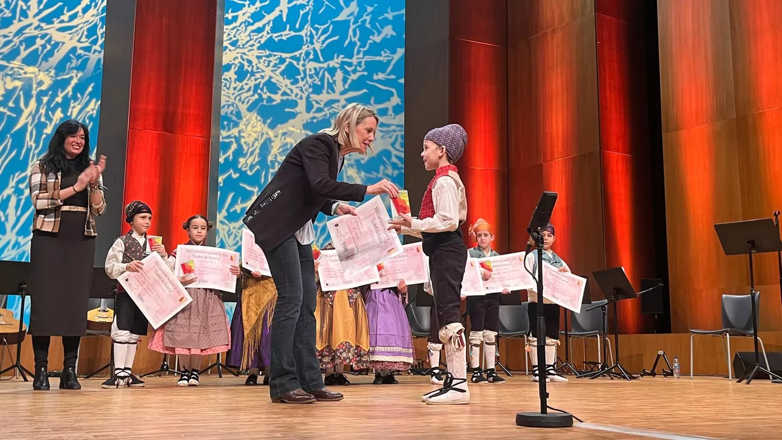 Certamen Nacional de Jota de Huesca para los más pequeños, veteranos, baile e indumentaria. Foto Mercedes Manterola