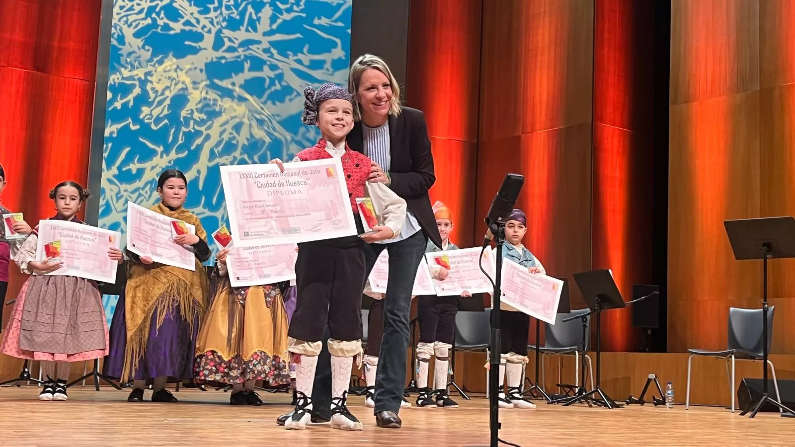 Certamen Nacional de Jota de Huesca para los más pequeños, veteranos, baile e indumentaria. Foto Mercedes Manterola