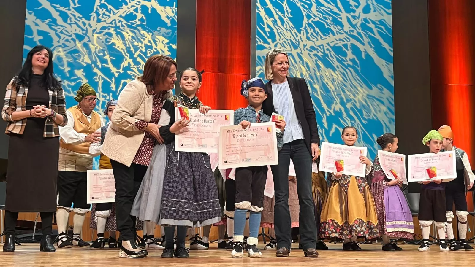Certamen Nacional de Jota de Huesca para los más pequeños, veteranos, baile e indumentaria. Foto Mercedes Manterola
