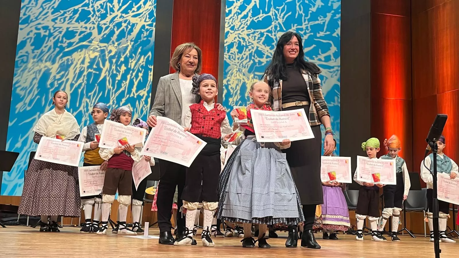Certamen Nacional de Jota de Huesca para los más pequeños, veteranos, baile e indumentaria. Foto Mercedes Manterola