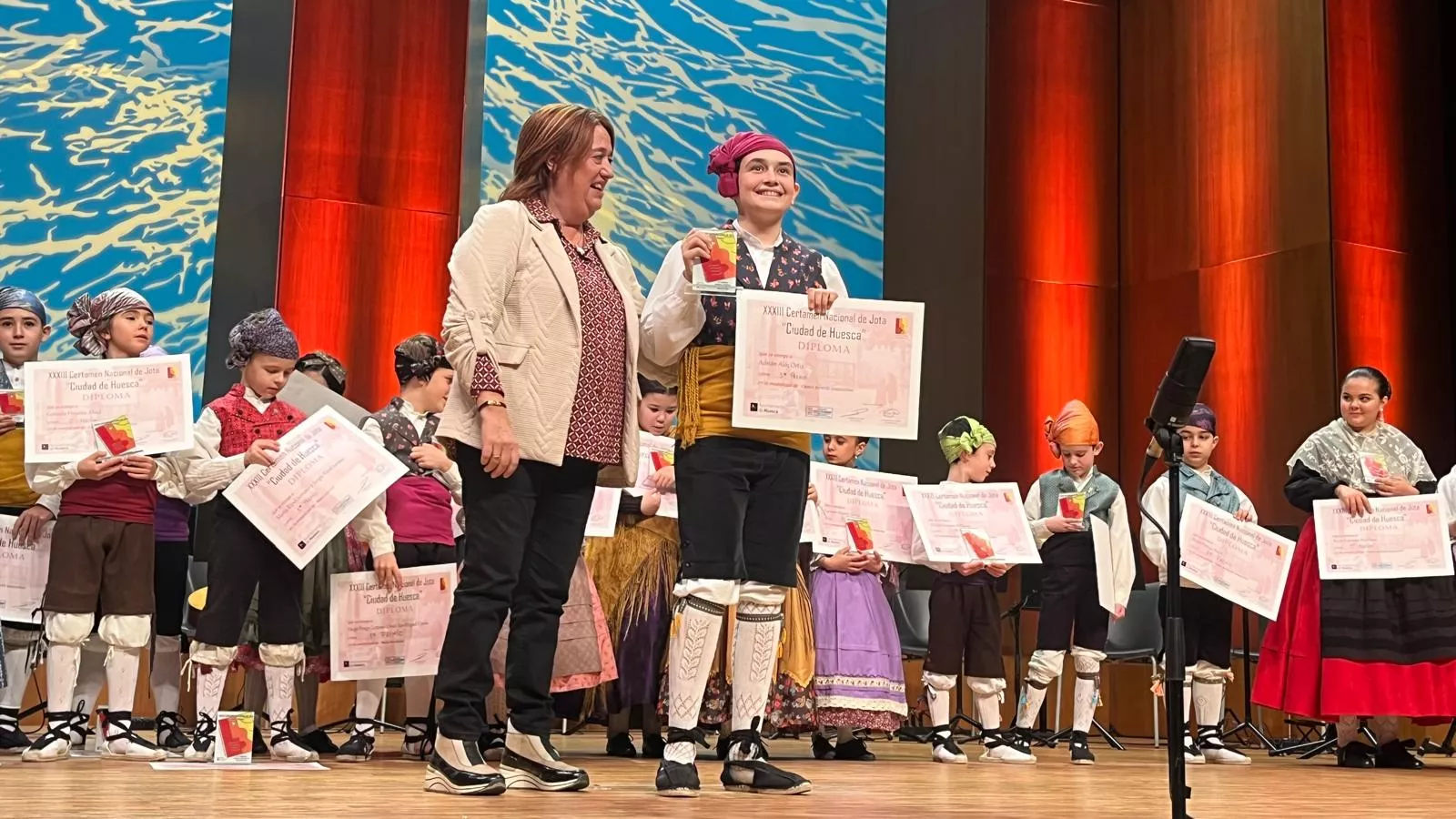 Certamen Nacional de Jota de Huesca para los más pequeños, veteranos, baile e indumentaria. Foto Mercedes Manterola