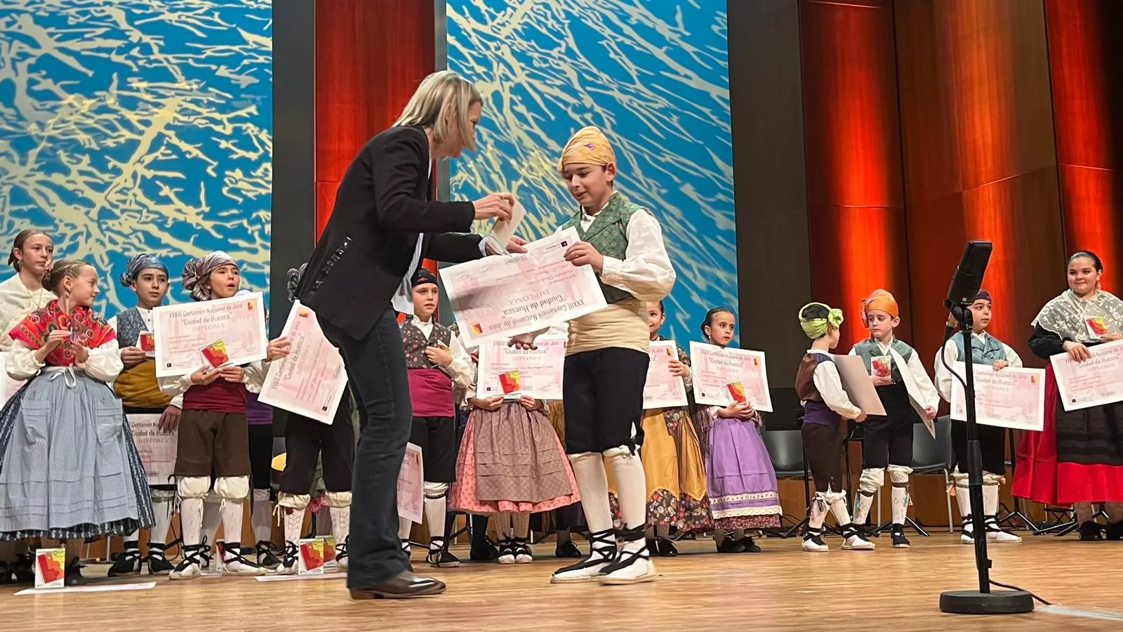 Certamen Nacional de Jota de Huesca para los más pequeños, veteranos, baile e indumentaria. Foto Mercedes Manterola