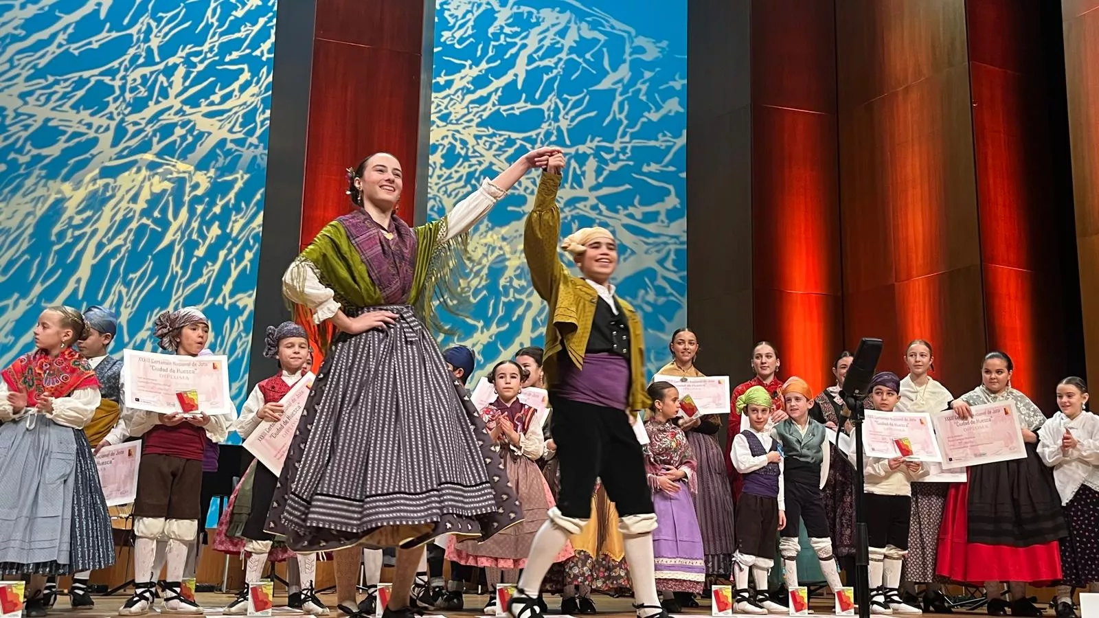 Certamen Nacional de Jota de Huesca para los más pequeños, veteranos, baile e indumentaria. Foto Mercedes Manterola