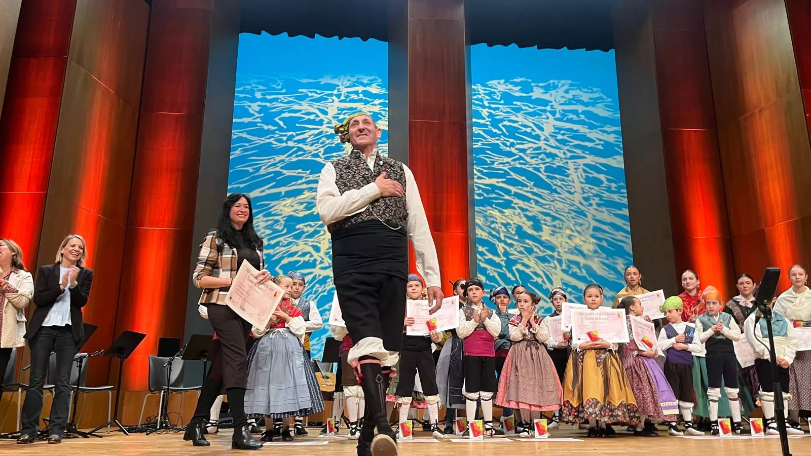 Certamen Nacional de Jota de Huesca para los más pequeños, veteranos, baile e indumentaria. Foto Mercedes Manterola