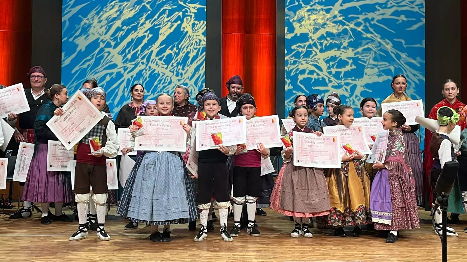 Certamen Nacional de Jota de Huesca para los más pequeños, veteranos, baile e indumentaria. Foto Mercedes Manterola