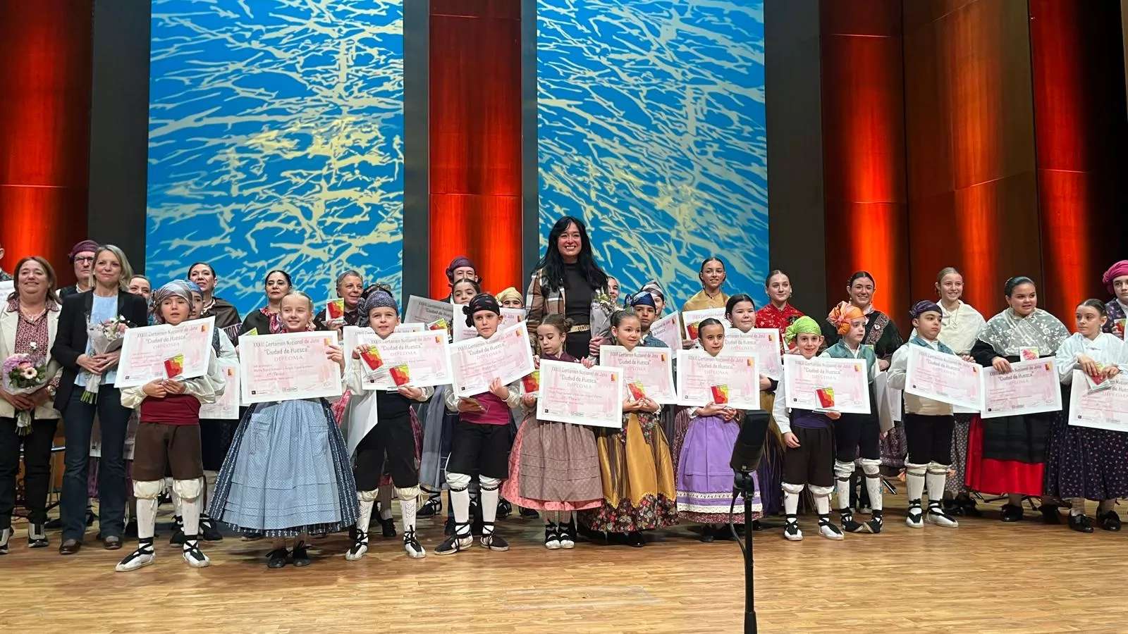 Certamen Nacional de Jota de Huesca para los más pequeños, veteranos, baile e indumentaria. Foto Mercedes Manterola