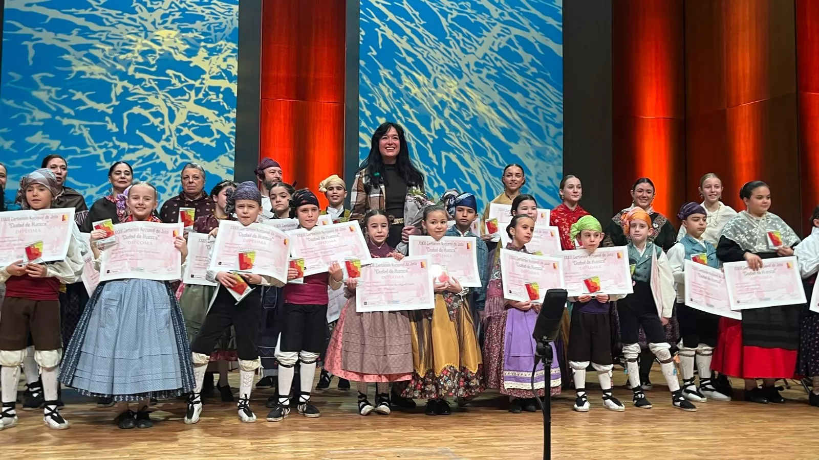 Certamen Nacional de Jota de Huesca para los más pequeños, veteranos, baile e indumentaria. Foto Mercedes Manterola