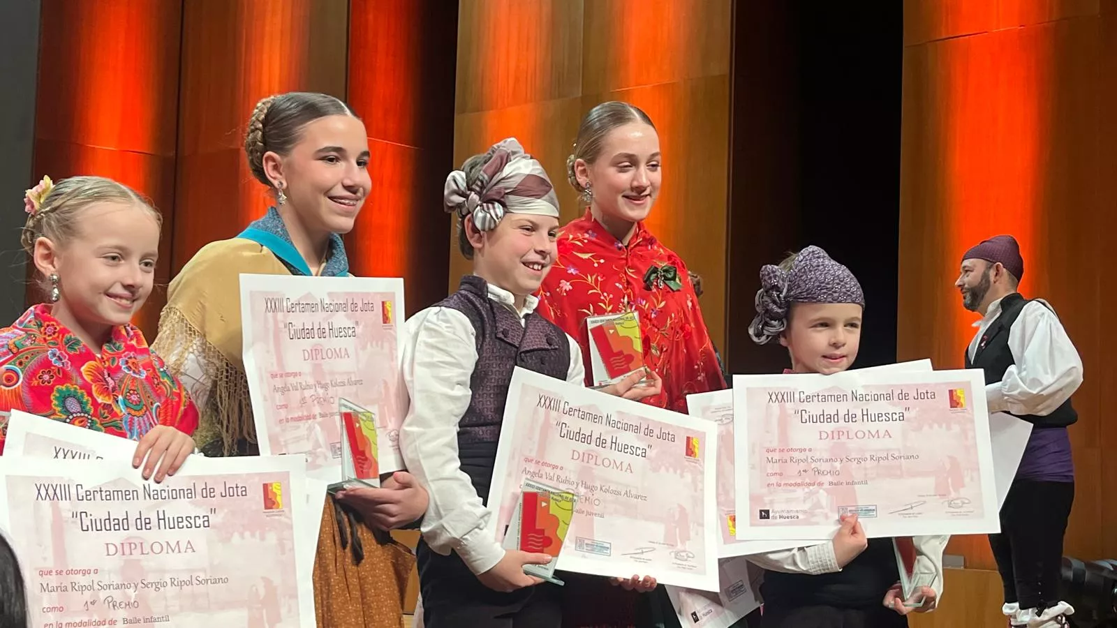 Certamen Nacional de Jota de Huesca para los más pequeños, veteranos, baile e indumentaria. Foto Mercedes Manterola