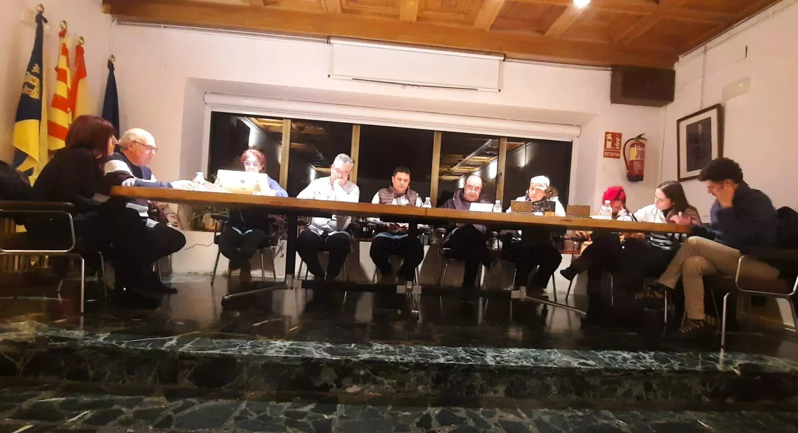 Pleno del Ayuntamiento de Ayerbe en que se aprobaron los presupuestos municipales de 2026