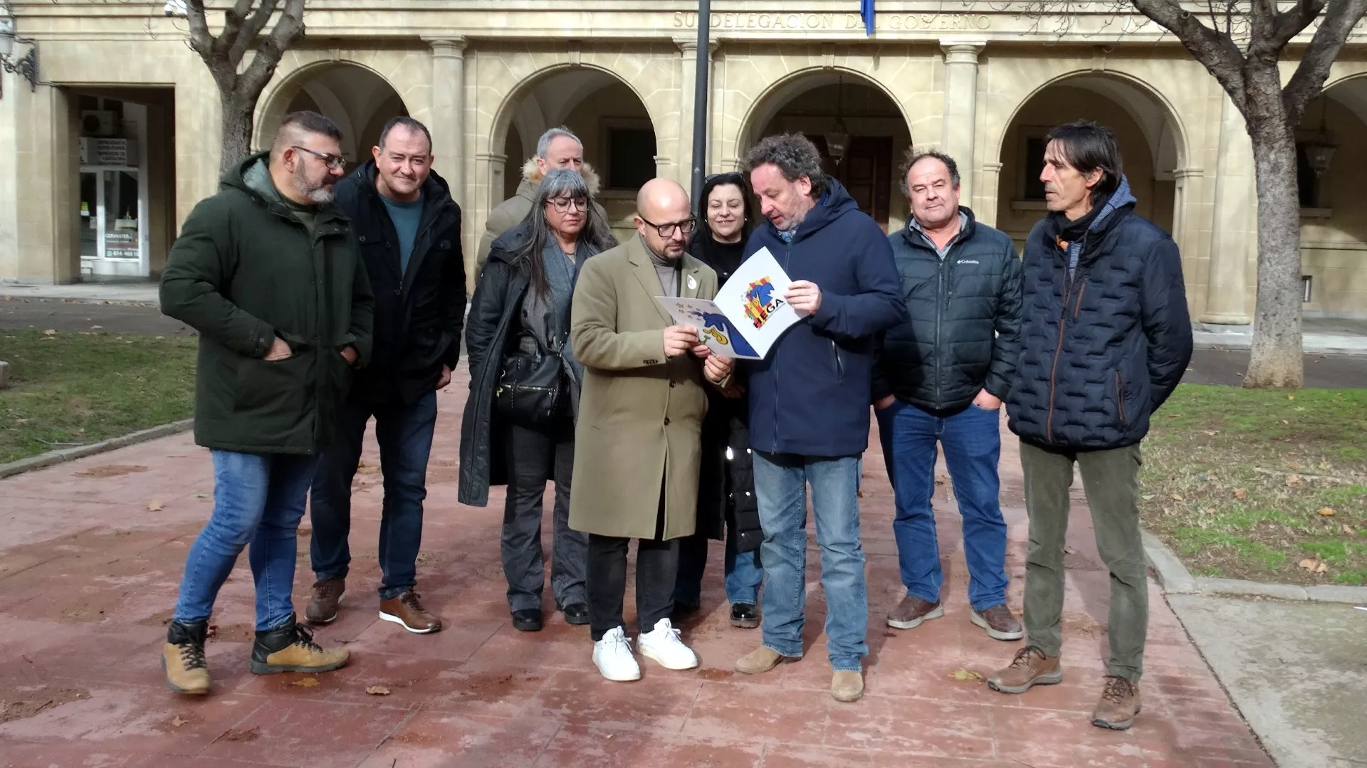 El candidato del PAR Alberto Izquierdo ha mantenido en Huesca un encuentro con representantes de HEGA.