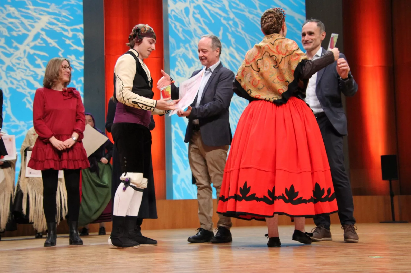 XXXIII Certamen Nacional de Jota Ciudad de Huesca en adultos, los dúos y los premios extraordinarios. Foto Carlos Neofato