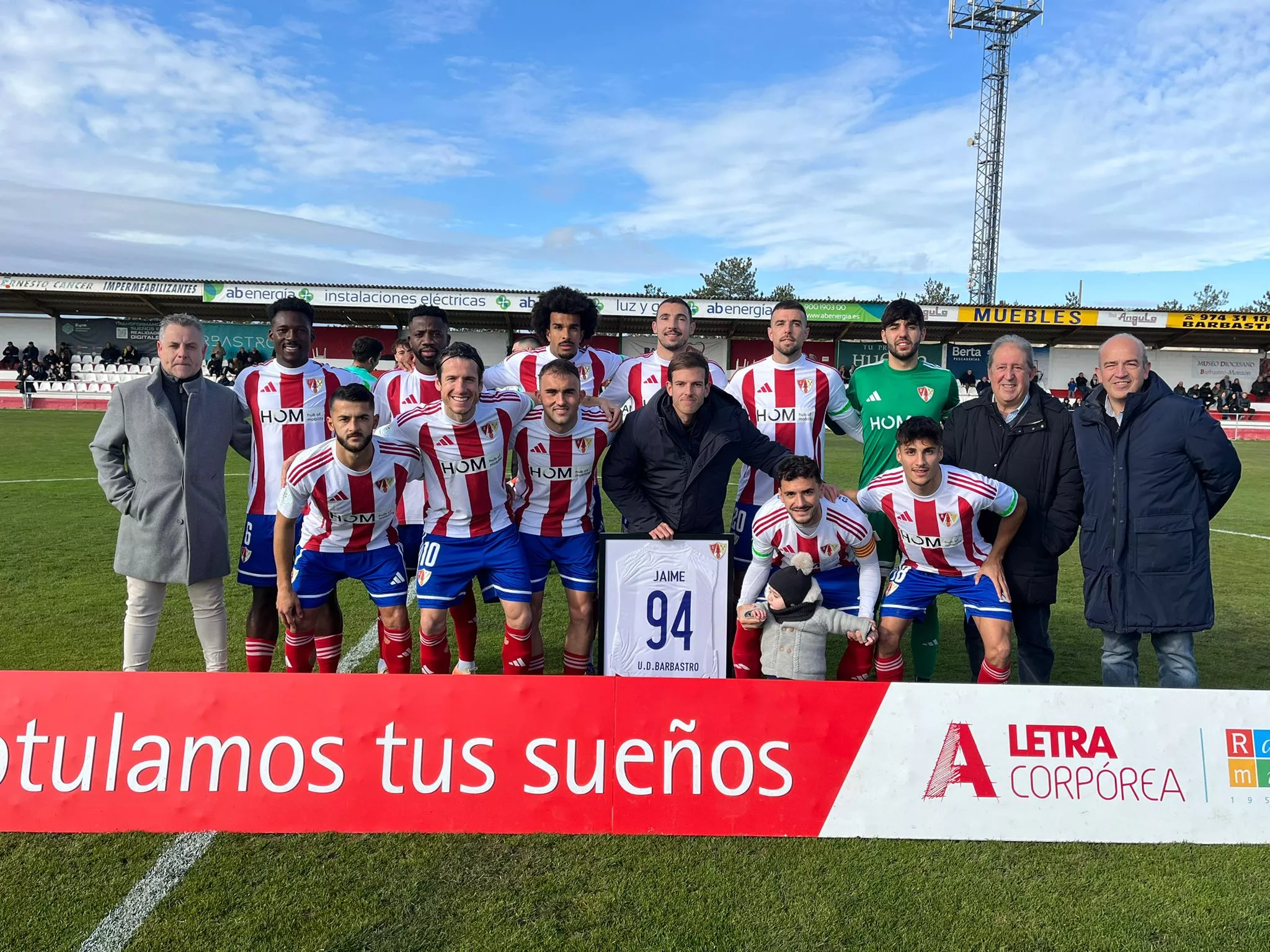 Jugadores del Barbastro en el homenaje a Jaime Ara. Foto: Adri Mora