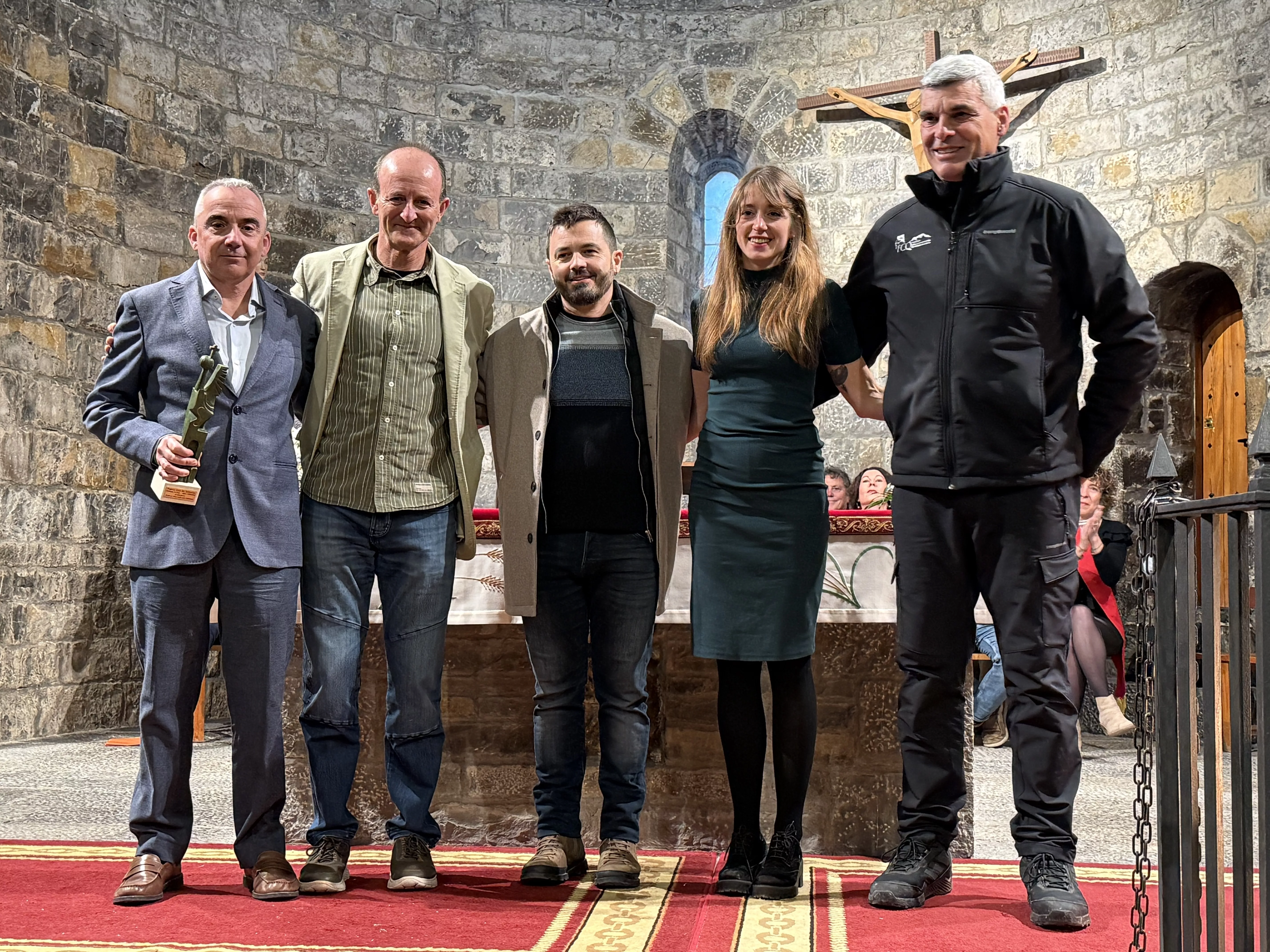 El equipo de la Fundación para la Conservación de la Quebrantahuesos posando con el premio