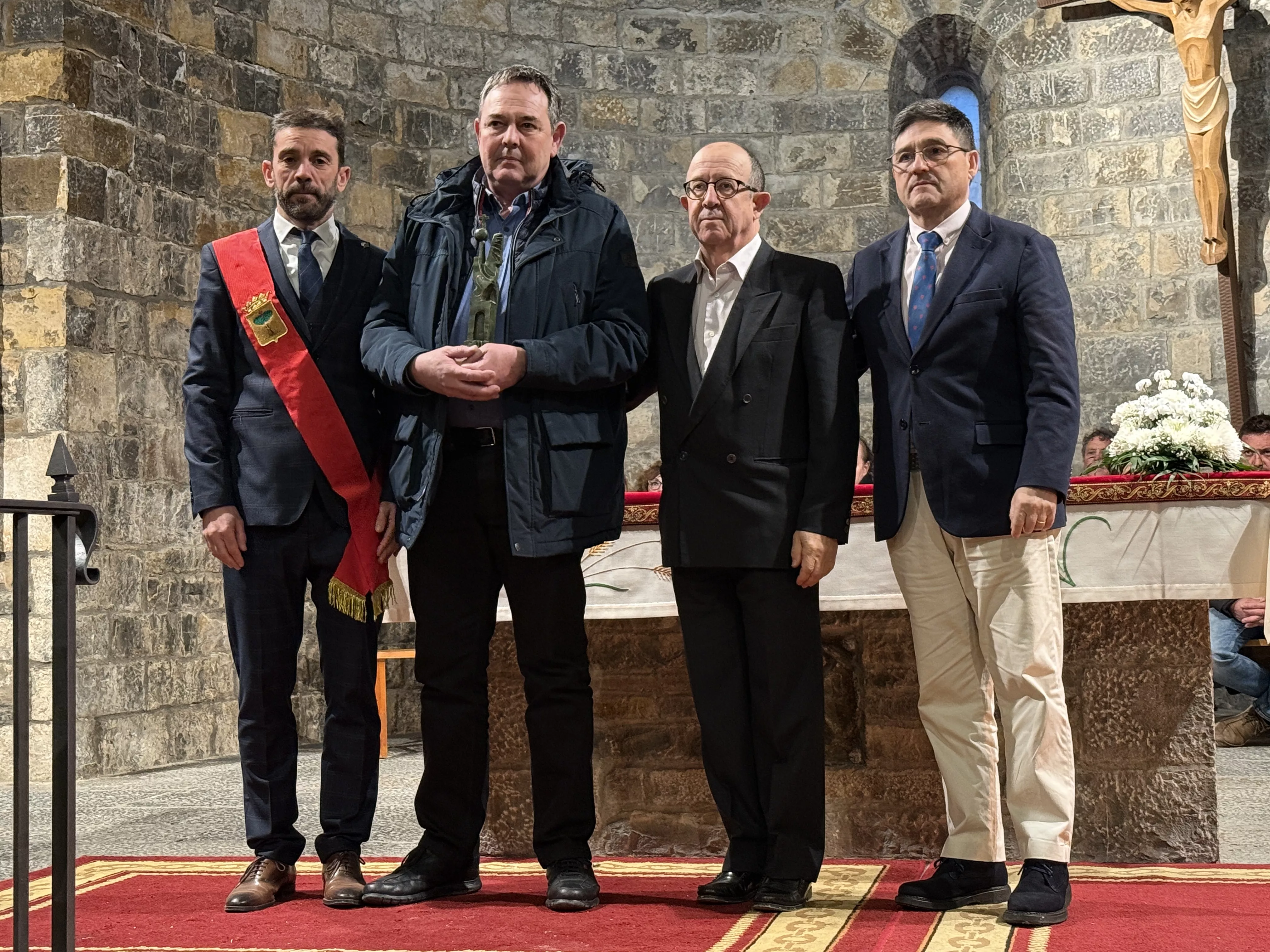 Familiares de Elena Villagrasa con el alcalde y el director general de medio natural